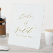 Elegante Gold Script Liebe ist Sweet Wedding Sockelschild (In Situ)