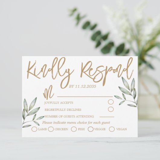 Elegante Gold Script und Sage Green Foliage Hochze RSVP Karte (Stehend Vorderseite)