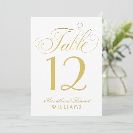 Elegante Gold Script Wedding Monogram Tischnummer (Stehend Vorderseite)