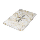 Elegante Gold White Marble Monogram Script Badematte (Schrägansicht)