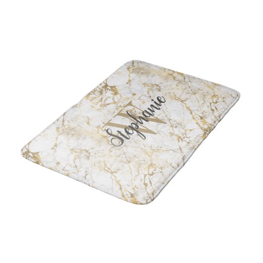 Elegante Gold White Marble Monogram Script Badematte (Schrägansicht)