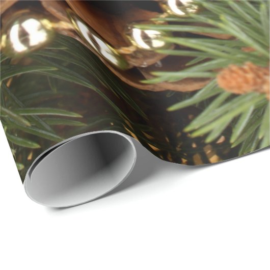 Elegante Goldbälle, Pinecones, Schneeflocke Geschenkpapier (Rolleneckpunkt)