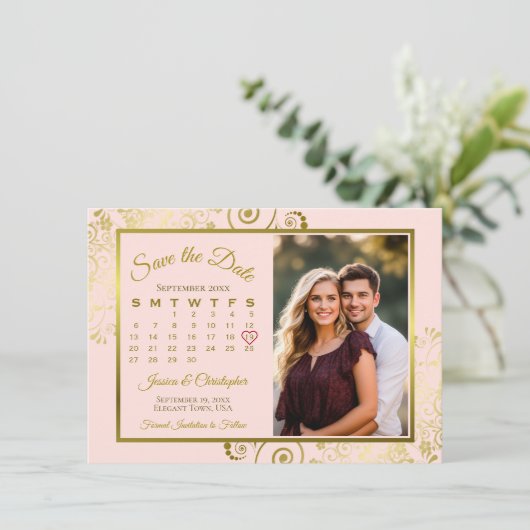 Elegante Goldcurls auf Rosa Foto Hochzeit Save The Date (Stehend Vorderseite)