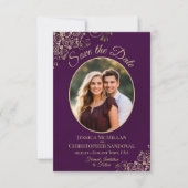 Elegante Goldcurls Oval Foto Plum Lila Hochzeit Save The Date (Vorderseite)