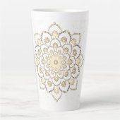 Elegante Golden and White Dot Mandala Latte Tasse (Vorderseite)