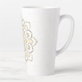 Elegante Golden and White Dot Mandala Latte Tasse (Rechts)