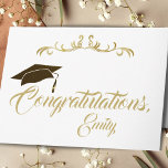 Elegante Golden Gratulationen Graduate Abschluss Karte<br><div class="desc">Elegante Golden Gratulationen Graduate Abschluss Card. Abschluss-Karte mit Graduierungsmütze,  modernes goldenes Drehbuch und goldenes Ornament. Herzlichen Glückwunsch und ein Name des Absolventen auf der Vorderseite - personalisieren Sie mit Ihrem Namen. Personalisieren Sie den Text in der Karte oder löschen Sie ihn.</div>