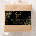 Elegante Golden Lace auf Black Budget Gastgeschenk<br><div class="desc">Diese wunderschönen Etiketten eignen sich hervorragend für preiswerte Gastgeschenk Hochzeiten oder kleine Flaschenmarken. Sie zeichnen sich durch ein elegantes Design aus, das durch eine lakate Skriptkalligraphie und eine goldene Imitat-Folie auf einem klassischen schwarzen Hintergrund besticht. Der goldene Text lautet Dankeschön für das Feiern mit uns, mit Platz für die Namen...</div>