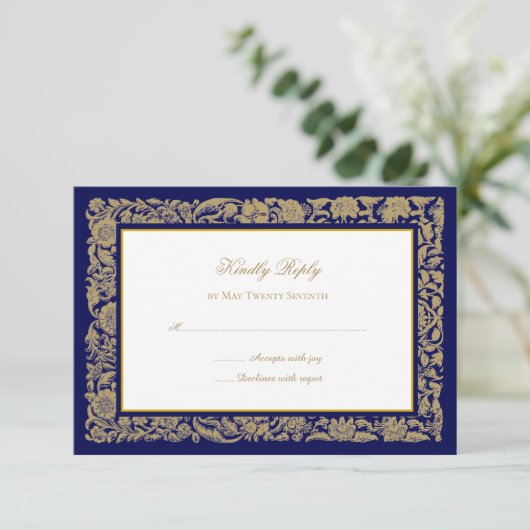 Elegante goldene Blume und dunkelblaue Hochzeit RSVP Karte (Stehend Vorderseite)