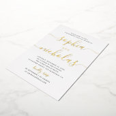 Elegante goldene, einfache, moderne Skriptbindungs Folieneinladung (Gedreht)