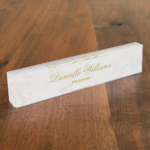 Elegante goldene Kalligrafie auf weißem Marmor Namensplakette