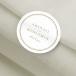 Elegante goldene klassische minimalistische Gastge Runder Aufkleber<br><div class="desc">Elegantes klassisches Gold minimalistisches Design,  einfach und stilvoll. Große Gastgeschenk Hochzeit Aufkleber für moderne klassische Hochzeit,  Vintage Hochzeit und formelle Hochzeit. Sehen Sie sich alle passenden Stücke in der Sammlung an.</div>