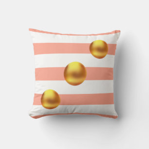 Elegante goldene Kugeln auf rosa-weiß gestreift Kissen