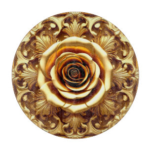 Elegante goldene Rose mit aufwendigem dekorativen  Schneidebrett