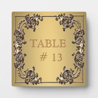 Elegante goldene Tischnummer auf stabiler Plakette Fotoplatte