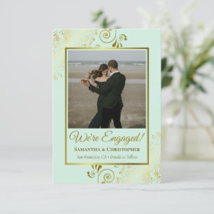 Elegante goldene Verzierungen auf mintgrüner Foto- Ankündigung