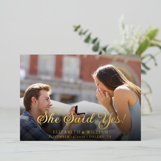 Elegante Goldfoil Sie sagte ja Save the Date Karte (Stehend vorne)