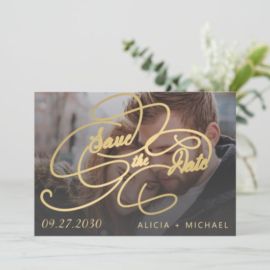 Elegante Goldkalligraphie-Script-Foto Hochzeit Save The Date (Stehend Vorderseite)