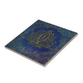 Elegante Goldlotos-Blume auf Blau Fliese (Seite)