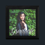 Elegante Graduate Foto 2025 Graduation Party Erinnerungskiste<br><div class="desc">Diese elegante weiße Typografie-Overlay Foto Abschluss Geschenkboxen verfügt über eine schicke weiße Schrift über Ihr High School- oder Uni Graduiertenfoto für die Senior-Klasse von 2025. Passen Sie Ihren Namen und Ihre Klasse unter der schönen Kalligrafie für Ihre Feier an.</div>