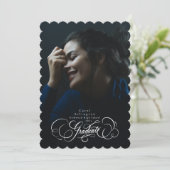Elegante Graduate Lettering | Scallop-Abschluss Einladung (Stehend Vorderseite)