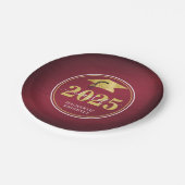Elegante Graduation Cap Class Name Maroon Gold Pappteller (Schrägansicht)