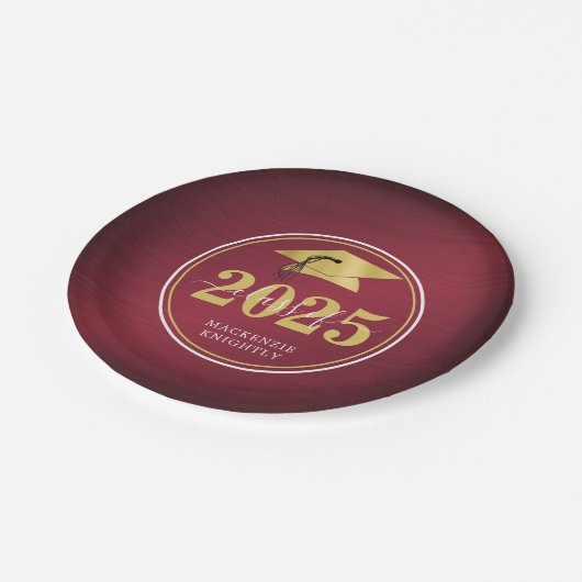 Elegante Graduation Cap Class Name Maroon Gold Pappteller (Schrägansicht)