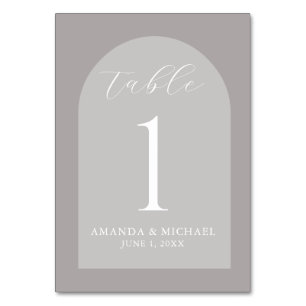 Elegante, grau gekleidete Hochzeitstische Tischnummer