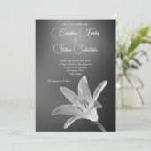 Elegante graue Blume Hochzeitstag Einladung (Stehend Vorderseite)