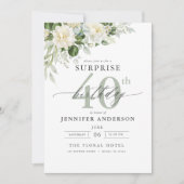 Elegante graue Blumenüberraschung Geburtstag Einladung (Vorderseite)