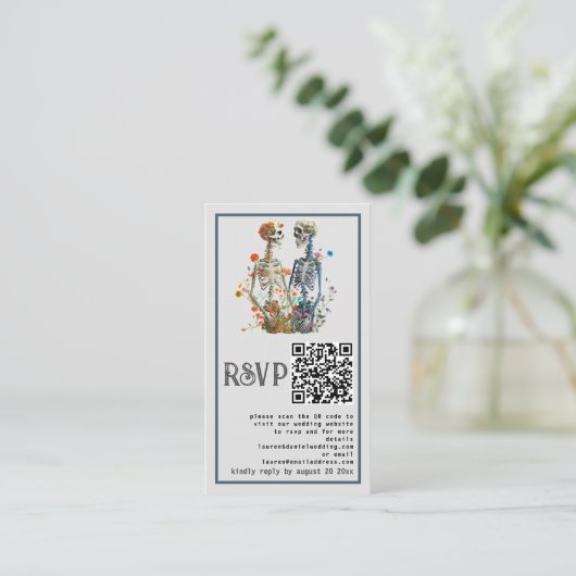 Elegante graue Blütenskelette QR Wedding RSVP Card Begleitkarte (Stehend Vorderseite)