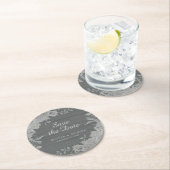 Elegante graue Silberblume Save the Date Hochzeit Runder Pappuntersetzer (Vor Ort)