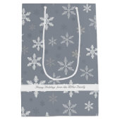 Elegante Graue und weiße Schneeflocken-Muster Mittlere Geschenktüte (Rückseite)