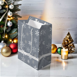 Elegante Graue und weiße Schneeflocken-Muster Mittlere Geschenktüte