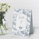 Elegante Gravur Tischaufsteller<br><div class="desc">Elegantes und verziertes Vintag-weiß-blauer Toile-de-jouy-Hintergrund-Muster mit exotischen Blume, Weinreben und Blättern, verwoben mit Garland und Körben von Rose mit maßgeschneidertem Etikett, eleganter Schriftzeichen, Blumenstrauß und bearbeitbarem Textfeld für Ihre Tischnummer. In Kollektionen finden Sie passende Produkte im Shop von GrafixMom.</div>