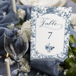 Elegante Gravur Tischnummer<br><div class="desc">Elegantes und verziertes Vintag-weiß-blauer Toile-de-jouy-Hintergrund-Muster mit exotischen Blume,  Weinreben und Blättern,  verwoben mit Garland und Körben von Rose mit maßgeschneidertem Etikett,  eleganter Schriftzeichen,  Blumenstrauß und bearbeitbarem Textfeld für Ihre Tischnummer. In Kollektionen finden Sie passende Produkte im Shop von GrafixMom.</div>