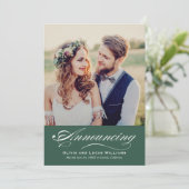 Elegante Green Script Wedding Foto Ehe Ankündigung (Stehend Vorderseite)