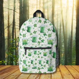 Elegante grüne Bierkrüge und Shamrocks in Weiß Bedruckter Rucksack