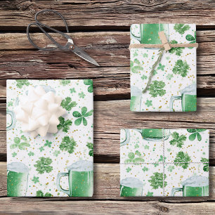 Elegante grüne Bierkrüge und Shamrocks in Weiß Geschenkpapier Set