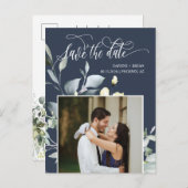 Elegante grüne Blätter QR-Code Save the Date Ankündigungspostkarte (Vorne/Hinten)