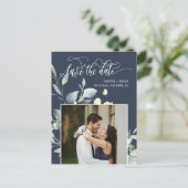 Elegante grüne Blätter QR-Code Save the Date Ankündigungspostkarte (Stehend Vorderseite)