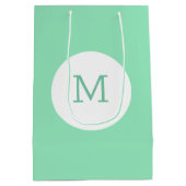 Elegante, grüne Farbmonogramm-Vorlage Moderne Mittlere Geschenktüte (Rückseite)