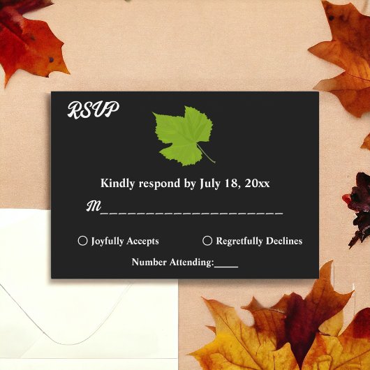 Elegante Grüne Herbstlaube Schwarze Flora Hochzeit RSVP Karte