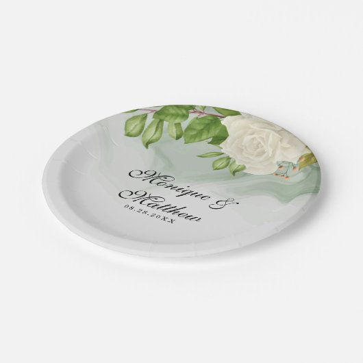 Elegante Grüne Wasserfarbe Weißes Rosen Hochzeit Pappteller (Schrägansicht)