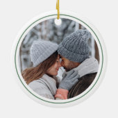 Elegante Grüne Winter-Botanische Kranzhochzeit Keramik Ornament (Hinten)