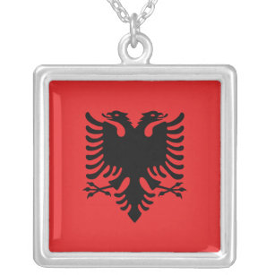 Elegante Halskette mit Flagge von Albanien