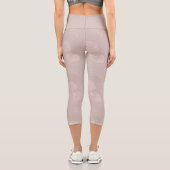 Elegante handgezeichnete Blätter in Rosa und Weiße Capri Leggings (Rückseite)
