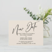 Elegante Handschrift New Date Cream Ankündigung (Stehend Vorderseite)