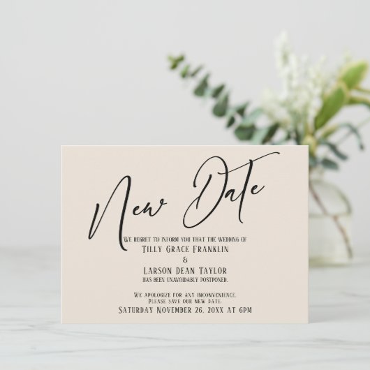 Elegante Handschrift New Date Cream Ankündigung (Stehend Vorderseite)