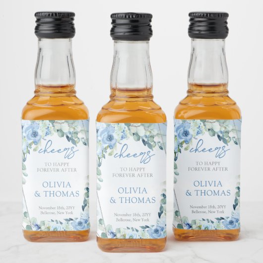 Elegante helle pastellblaue Blumen und Eukalyptus Alkoholflaschenetikett (Flaschen)